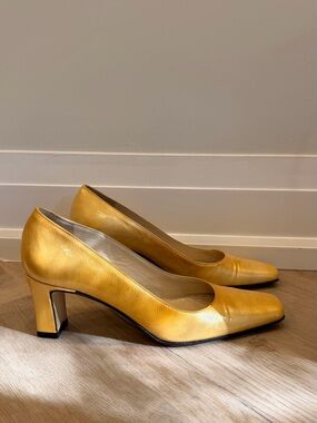Roberto Capucci Leather Mid-Heel Pumps